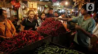 Jelang perayaan tahun baru Imlek, sejumlah harga pangan di pasaran terpantau masih tinggi, seperti cabai rawit merah Rp 60.000/kg, cabai keriting Rp 40.000/kg dan bawang merah Rp 42.000/kg. (Liputan6.com/Angga Yuniar)