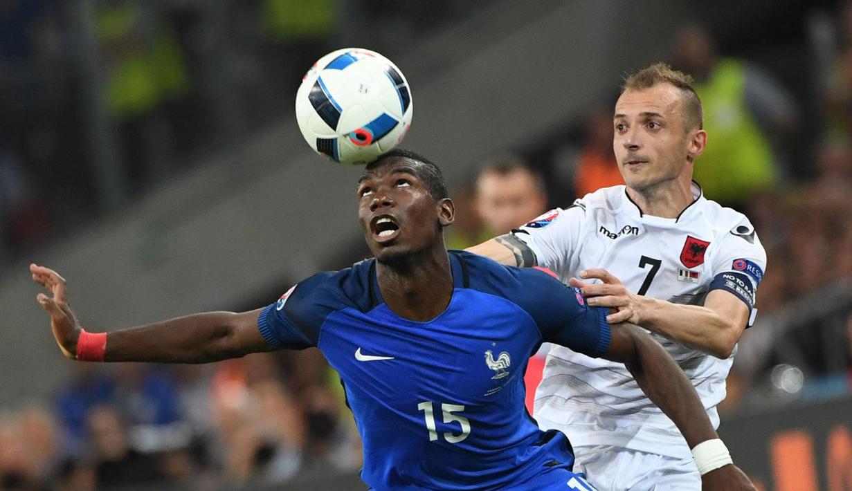 Pemain Prancis, Paul Pogba (kiri), mengontrol bola dari jangkauan pemain Albania, Ansi Agolli, pada laga Grup A Piala Eropa 2016 di Stade Velodrome, Marseille, Kamis (16/6/2016) dini hari WIB. (AFP/Boris Horvat)