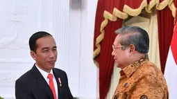 Presiden Joko Widodo bersalaman dengan Presiden RI ke-6 Susilo Bambang Yudhoyono di Istana Merdeka, Jakarta,  Jumat (27/10). Pertemuan antara Jokowi dan Ketum Partai Demokrat itu berlangsung pada pukul 14.09 WIB. (Laily Rachev / Biro Pers Setpres)