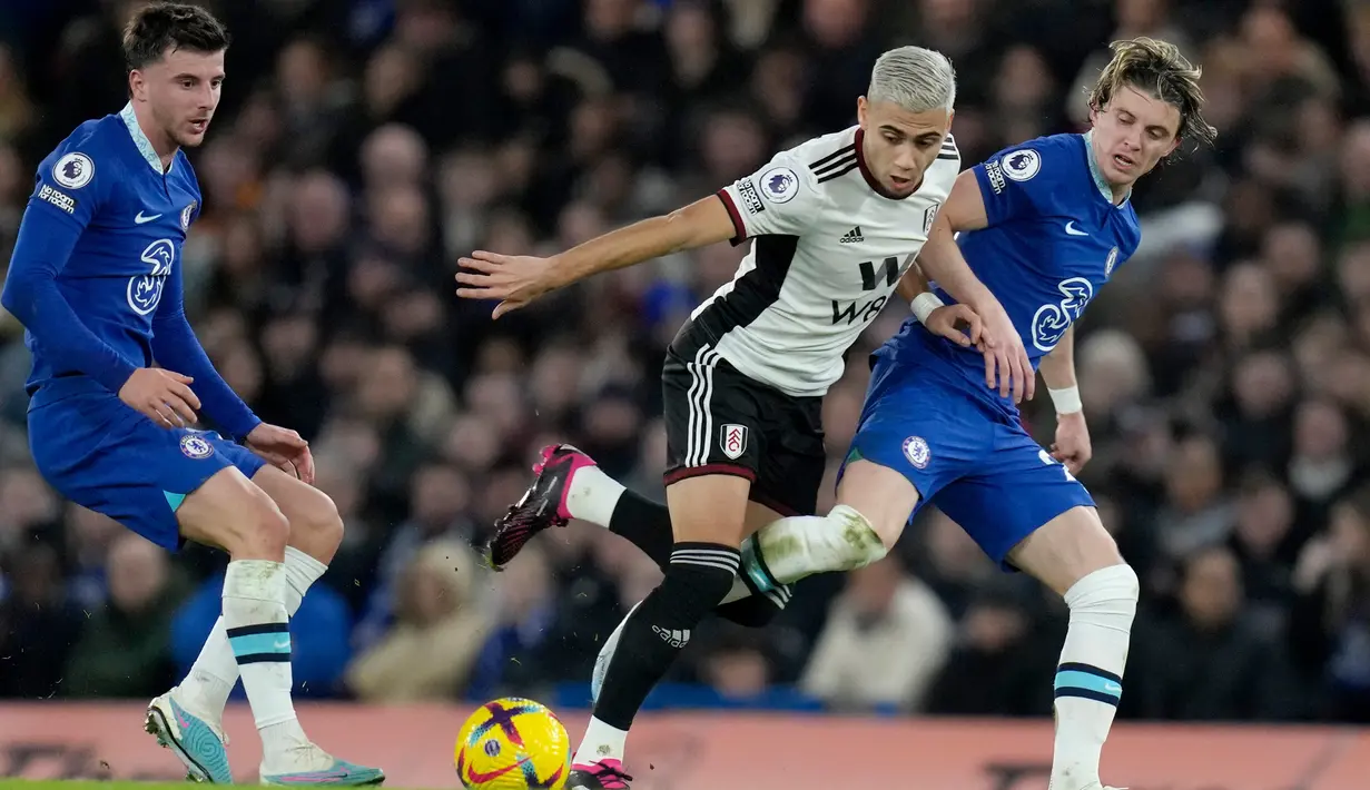 Pemain Fulham Andreas Pereira berebut bola dengan pemain Chelsea Conor Gallagher (kanan) dan Mason Mount (kiri) pada pertandingan sepak bola Liga Inggris di Stadion Stamford Bridge, London, Inggris, 3 Februari 2023. Chelsea ditahan imbang Fulham 0-0. (AP Photo/Kirsty Wigglesworth)
