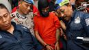 Polisi menggiring tersangka kasus pembunuhan pensiunan TNI AL Hunaedi di Jakarta, Kamis (12/4). Hunaedi dibunuh pada 5 April 2018 lalu. (Liputan6.com/Immanuel Antonius)