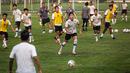 Pemain Timnas Indonesia U-22, Seiya da Costa Lay (tengah) saat melakukan pemusatan latihan untuk SEA Games 2023 di Lapangan B Kompleks Stadion Gelora Bung Karno (SUGBK), Senayan, Jakarta, Sabtu (11/03/2023). Sebanyak 17 nama pemain baru bergabung untuk menjalani pemusatan latihan gelombang kedua ini yang berlangsung dari 9-16 Maret 2023. (Bola.com/Bagaskara Lazuardi)