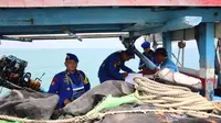 Satpolairud Pemalang cek sarana keselamatan berlayar di kapal nelayan. (Foto: Liputan6.com/Humas Polres Pemalang)