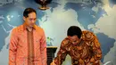 Menteri Perdagangan Rachmat Gobel menandatangani berita acara serah terima jabatan didampingi Mantan Menteri Perdagangan Muhammad Lutfi di Kantor Kementerian Perdagangan, Jakarta, Senin (27/10/2014). (Liputan6.com/Andrian M Tunay)