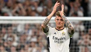 Pemain Real Madrid memberikan tepuk tangan kepada para fans saat melakukan upacara perpisahan setelah laga Liga Spanyol 2023/2024 melawan Real Betis di Santiago Bernabeu, Madrid, Spanyol, Minggu (26/05/2024) dini hari WIB. Kroos memutuskan untuk pensiun dari sepak bola setelah Euro 2024 nanti. (AFP/Javier Soriano)