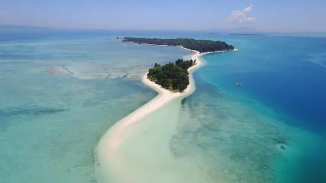 Fenomena laut 'terbelah' di Indonesia.