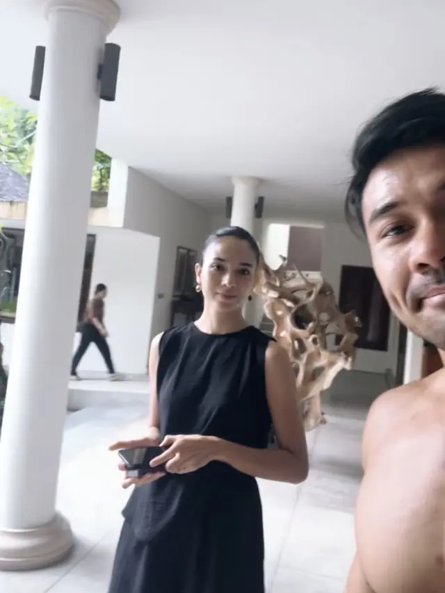 Putri Marino Bersama Suami, Chicco Jerikho dan Putrinya di Penghujung Tahun 2024 di Bali. [@chicco.jerikho]