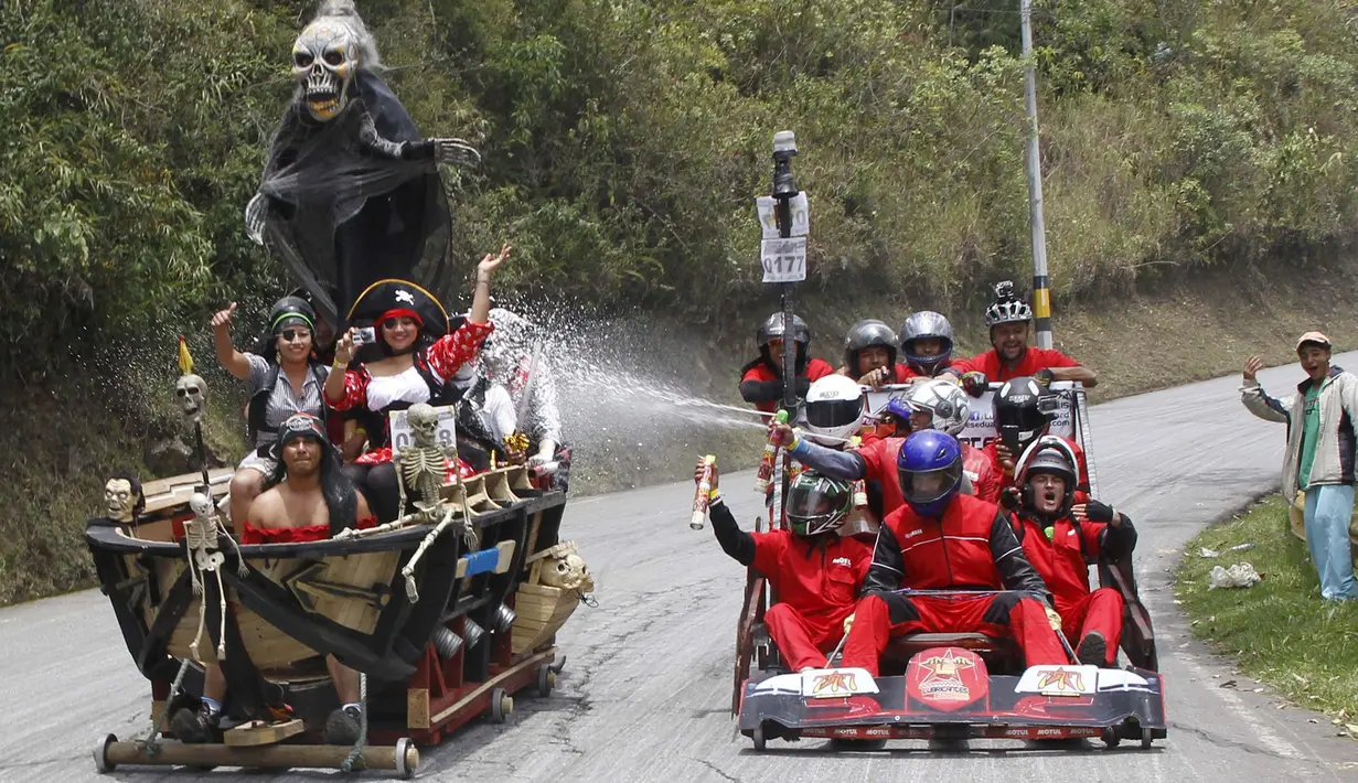 Sejumlah  peserta  saling bersaing untuk menjadi yang terdepan dalam  festival Roller Cart ke-26 di Medellin ,Kolombia, Senin (6/9/2015). Peserta Festival diwajibkan mengenakan kostum – kostum yang unik untuk ikut perlombaan ini. (REUTERS/Fredy Builes)