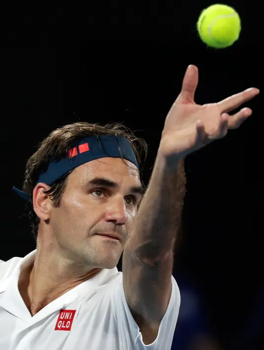 Petenis Swiss, Roger Federer bersiap mengembalikan bola ke arah Taylor Fritz dari AS dalam babak 32 besar Australia Terbuka di Melbourne, Jumat (18/1). Federer melaju mulus ke babak 16 besar setelah menang tiga set langsung 6-2 7-5 6-2. (AP/Kin Cheung)