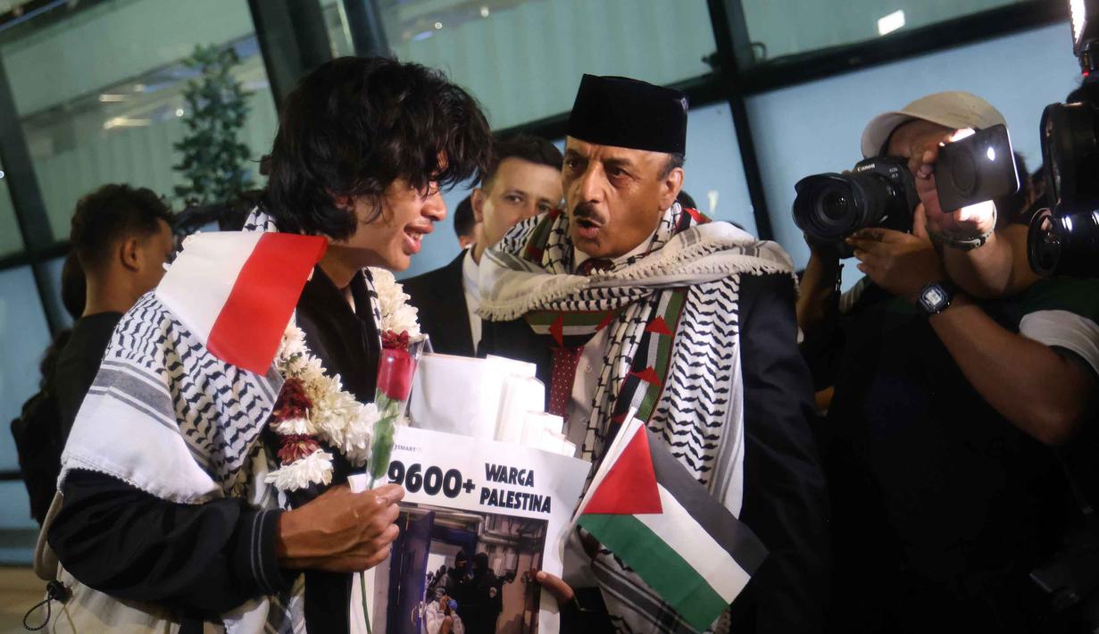 Duta Besar Palestina untuk Indonesia, Abdalfatah A. K. Alsattari (tengah), berbincang dengan salah satu aktivis yang tergabung dalam misi Global Sumud Flotilla 2.0 yang tiba di pintu kedatangan Terminal 3 Bandara Internasional Soekarno-Hatta pada Minggu (24/5/2026) sore. (Kapanlagi.com/Budy Santoso)