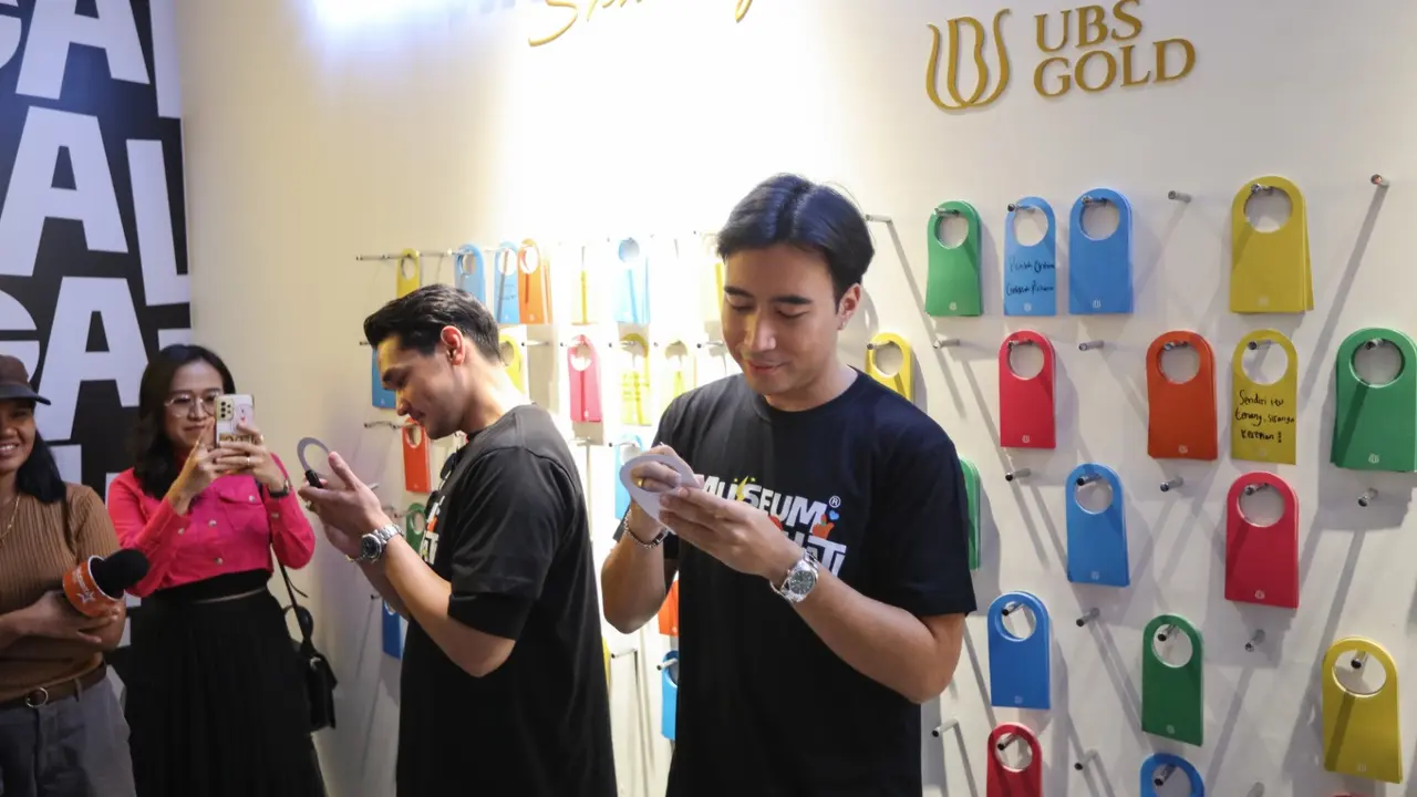 Afgan dan Vidi Aldiano di instalasi seni UBS Gold yang terletak di Museum Patah Hati