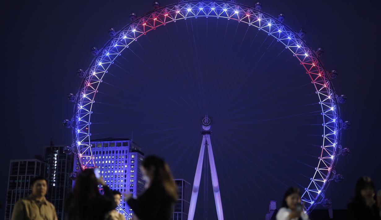 London Eye menyalakan lampu berwarna merah, biru dan putih untuk menghormati kelahiran bayi laki-laki  Pangeran Harry dan Meghan Markle di London, Senin (6/5/2019). London Eye atau Millennium Wheel adalah sebuah roda pengamatan yang terbesar di dunia, memiliki tinggi 135 meter. (Tolga AKMEN/AFP)