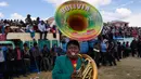<p>Seorang musisi bermain alat musik dalam Festival Our Lady of the Rosary di Desa Andes, Huarina, Bolivia, Senin (3/10/2022). Iringan alat musik memeriahkan aksi sekelompok matador amatir dalam festival ini. (AP Photo/Juan Karita)</p>