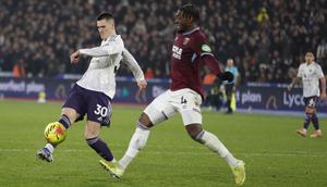 Striker Manchester United, Benjamin Sesko (kiri), saat mencetak gol ke gawang West Ham United pada lanjutan Liga Inggris 2025/2026, di London Stadium, Rabu (11/2/2026) dini hari WIB. (Ian Kington / AFP)