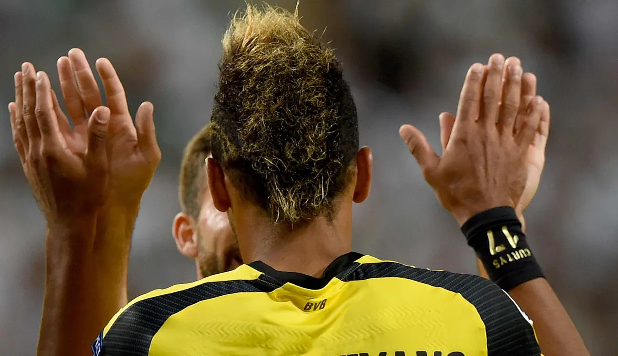 Gaya rambut Pierre-Emerick Aubameyang saat melakukan selebrasi usai mencetak gol ke gawang Legia Warsawa saat bertanding di Liga Champions pada 14 September 2016. (AFP Photo/Janek Skarzynski)
