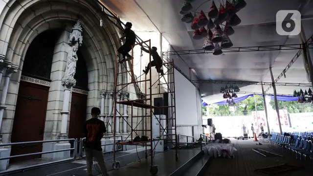 Gereja Katedral Bersiap Menyambut Natal