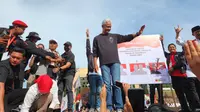 Capres nomor urut tiga, Ganjar Pranowo menyapa para pendukung pada kampanye Akbar di Stadion Gelora Delta Sidoarjo, Kabupaten Sidoarjo, Jawa Timur. (Liputan6.com/Dicky Agung Prihanto).