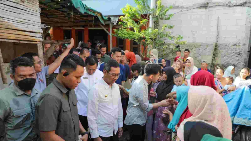 Penjabat (Pj) Gubernur DKI Jakarta Heru Budi Hartono meninjau proyek Kali Semongol, Tegal Alur, Jakarta Barat