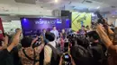 Dalam momen tersebut, Merry Riana tampil menyala dengan perpaduan wastra bernuansa merah [@agusyudhoyono]