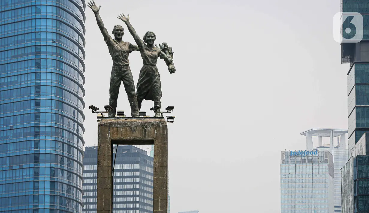 Pemprov DKI Jakarta mengintensifkan penyiraman air di jalan-jalan protokol dan memperbanyak pemasangan generator kabut air (water mist) dalam upaya menekan polusi udara di Ibu Kota yang dirasakan masih tinggi. (Liputan6.com/Faizal Fanani)