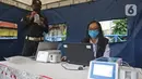 Petugas dites dengan GeNose C19 di Terminal Kampung Rambutan, Jakarta, Minggu (24/1/2021). Menhub akan mengimplementasikan penggunaan GeNose C19 sebagai alat pendeteksi COVID-19 pada calon penumpang di terminal dan stasiun kereta. (Liputan6.com/Herman Zakharia)