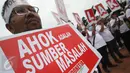 Aksi massa dari Indonesia Bergerak menolak Gubernur DKI, Basuki Tjahaja Purnama (Ahok) di Patung Arjuna Wiwaha, Jakarta, Kamis (22/9). Mereka membubuhkan cap jempol menggunakan darah sebagai simbol penolakannya. (Liputan6.com/Immanuel Antonius)