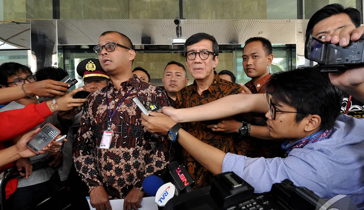  Menkumham Yasonna Hamongan Laoly bersama Sekretaris Kabinet Andi Widjajanto saat menjawab pertanyaan wartawan, Jakarta, Kamis (18/12/2014). (Liputan6.com/Miftahul Hayat)