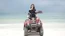 Di tengah kesibukannya sebagai selebriti, pemeran Vira di program "The East" ini menyempatkan waktunya untuk pergi berlibur di Pantai Lagoi Bintan, Kepulauan Riau. Ia pun menikmati hamparan pasir putih sambil mengendari ATV. (Liputan6.com/IG/adindathomas)