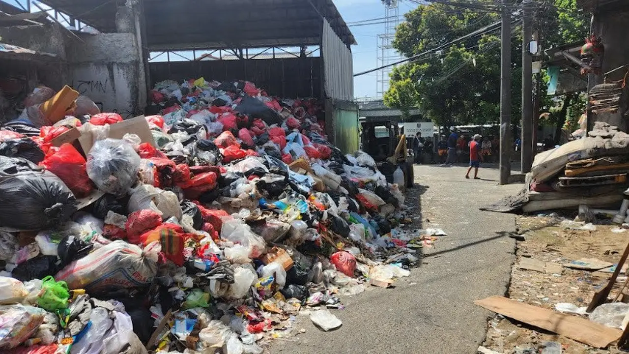 Sampah Depok membeludak