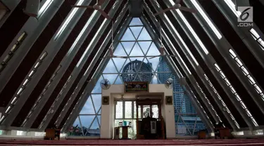 Suasana interior Masjid Jami'e Darussalam di Jalan Kebon Melati, Tanah Abang, Jakarta Pusat, Rabu (31/5). Proyek pembangunan Masjid Jamie Darussalam ini dimulai pada 2012 dan baru diresmikan pada tahun 2015 lalu. (Liputan6.com/Gempur M Surya)