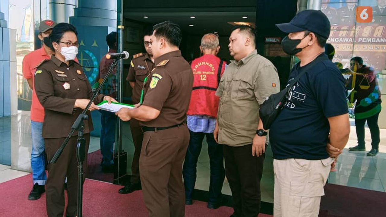 Tim Tabur Kejati dan Kejari Pinrang tangkap kakek penganiaya yang buron saat hendak disidang (Liputan6.com/Eka Hakim)