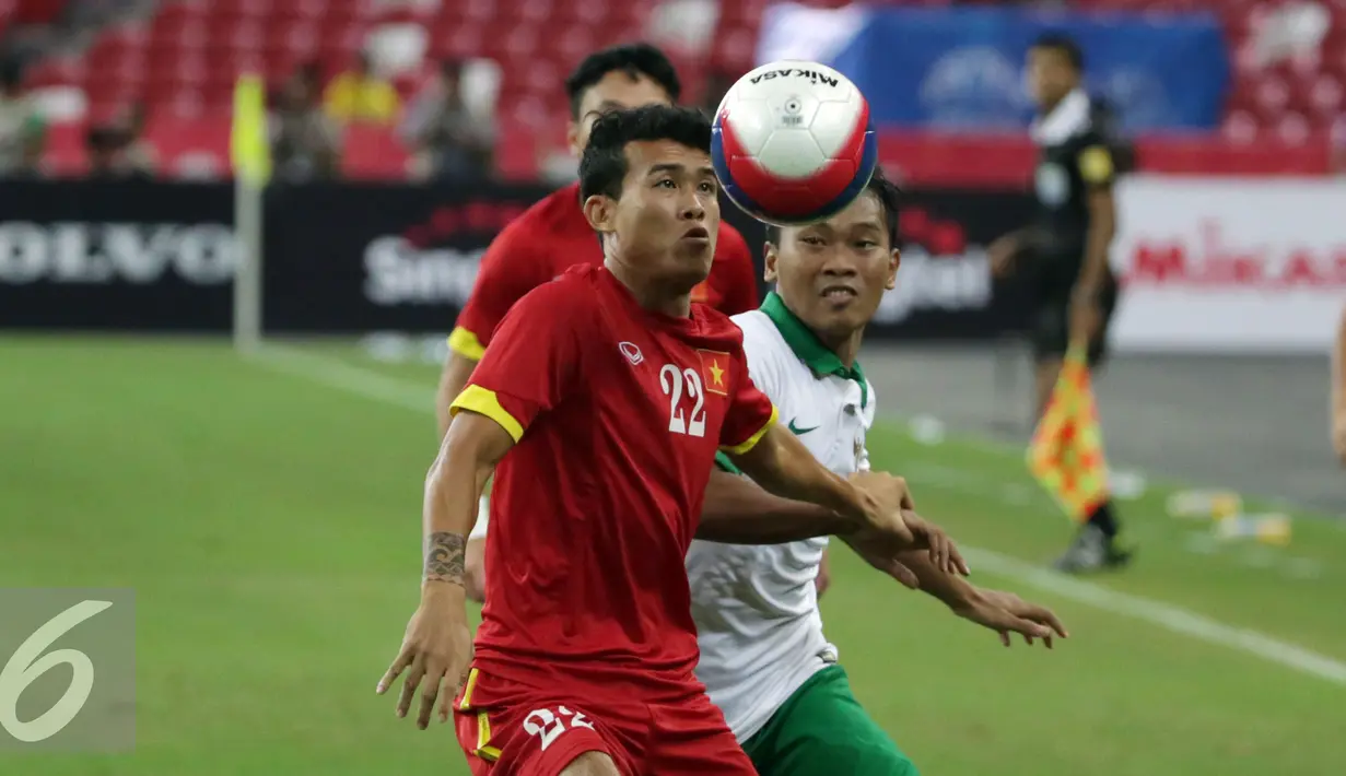 Pemain timnas Indonesia U-23, Wawan Pebriyanto (kanan) berebut bola dengan Thanh Hien Nguyen (Vietnam) diperebutan tempat ketiga Sepak Bola SEA Games 2015 di National Stadium Singapura (15/6/2015). Indonesia kalah 0-5. (Liputan6.com/Helmi Fithriansyah)