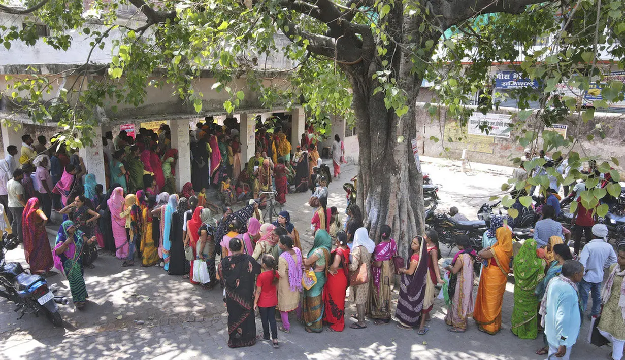<p>Ilmuwan dari Departemen Meteorologi India (IMD) Atul Kumar Singh menyebutkan bahwa suhu di seluruh negara bagian India saat ini di atas normal. IMD telah merilis peringatan yang menyebutkan bahwa gelombang panas akan berlangsung hingga 19 Juni di sejumlah wilayah di Uttar Pradesh. (AP Photo/Rajesh Kumar Singh)</p>