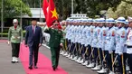 Menteri Pertahanan Republik Indonesia, Sjafrie Sjamsoeddin (tengah) bersama Menteri Pertahanan Nasional Vietnam Phan Van Gang (kanan) memeriksa pasukan jajar kehormatan di Kementerian Pertahanan di Jakarta pada Senin, 10 Maret 2025. (Aditya Irawan/AFP)