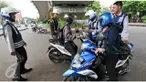 Pengendara sepeda motor di kawasan Lenteng Agung, Jakarta Selatan selalu lawan arus hingga PT Ford Motor Indonesia berhenti beroperasi.