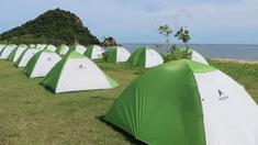 Pemerintah Lombok Tengah, Nusa Tenggara Barat menyatakan, sebagai alternatif akomodasi penginapan bagi penonton Pertamina Grand Prix Of Indonesia telah disiapkan camping ground (bumi perkemahan). (Bola.com/Yusuf Satria)