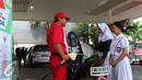 Petugas melayani konsumen saat HUT RI ke-71, Jakarta, Rabu (17/8). Menyambut HUT RI ke-71, Pertamina memberikan Pertalite gratis dengan syarat hafal teks proklamasi. (Liputan6.com/Angga Yuniar)