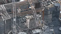 Polisi India menyelidiki sisa-sisa bangunan yang hangus terbakar di sebuah restoran di Mumbai, India (29/12). Restoran yang populer di India tersebut ludes terbakar dan mengakibatkan 15 orang tewas. (29/12 (AFP Photo/Indranil Mukhrejee)