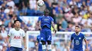 N'Golo Kante. Gelandang bertahan Prancis berusia 31 tahun yang didatangkan dari Leicester City pada awal musim 2016/2017 ini akan berakhir kontraknya bersama Chelsea pada Juni 2023. Sering dilanda cedera, musim ini ia hanya tampil dalam 2 laga di Liga Inggris. Meski masih ada lampu hijau untuk negosiasi dengan The Blues, Barcelona bersama Al Nassr dikabarkan amat tertarik untuk mendatangkannya pada bursa transfer musim dingin 2022/2023 ini. (AFP/Glyn Kirk)