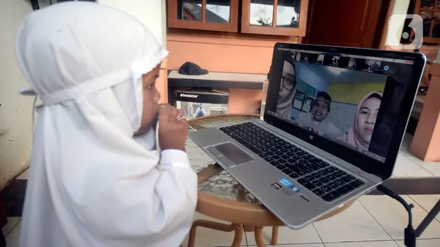 Semangat Murid SD Belajar Online di Hari Pertama Ajaran Baru