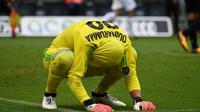 Reaksi kiper AC Milan Gianluigi Donnarumma saat gawangnya dibobol striker Lazio Ciro Immobile pada laga Serie A di Stadion Olimpico, Roma, Minggu (10/9/2017). (AFP/Vincenzo Pinto)