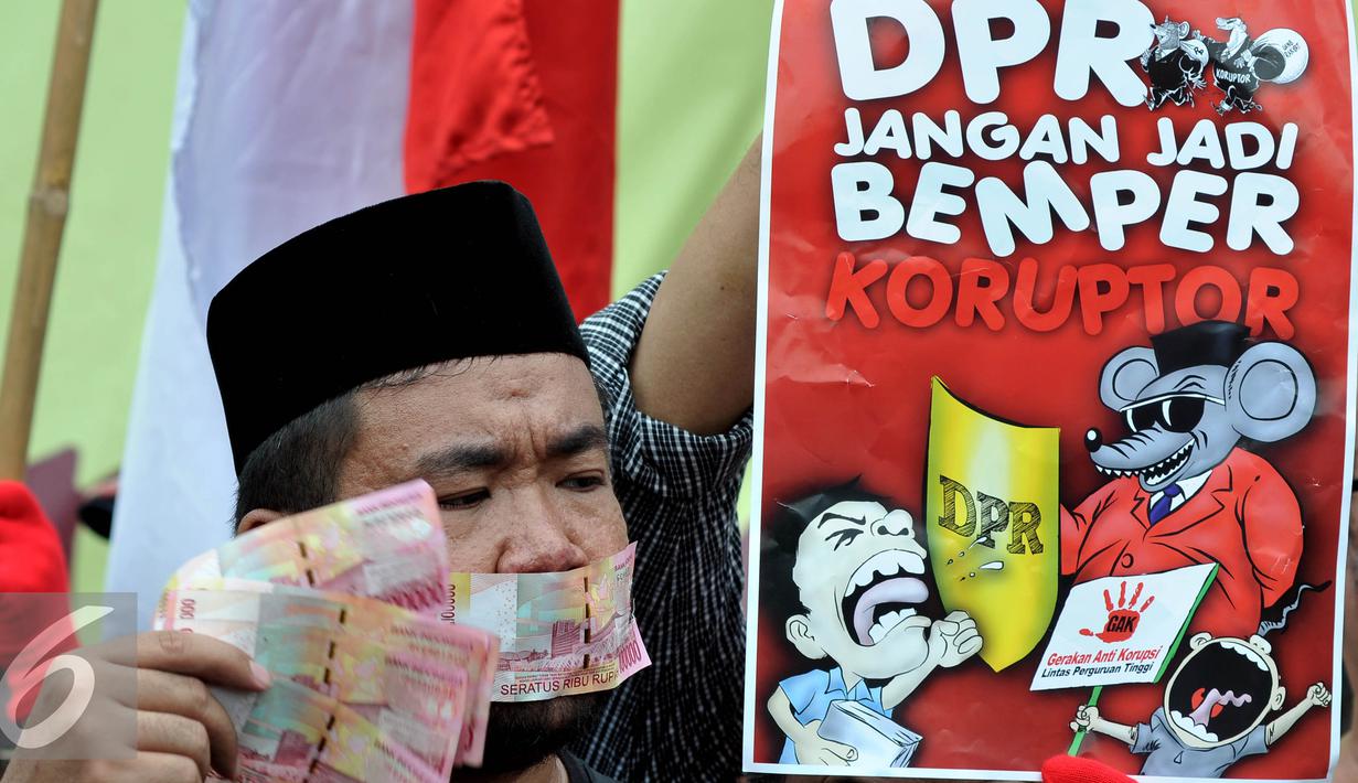 Massa yang saat menggelar aksi di depan gedung DPR, Jakarta, Selasa (12/8). Kasus pencatutan nama Presiden dan Wakil Presiden yang diduga dilakukan oleh Ketua DPR Setya Novanto segera dibawa ke proses hukum. (Liputan6.com/Johan Tallo)