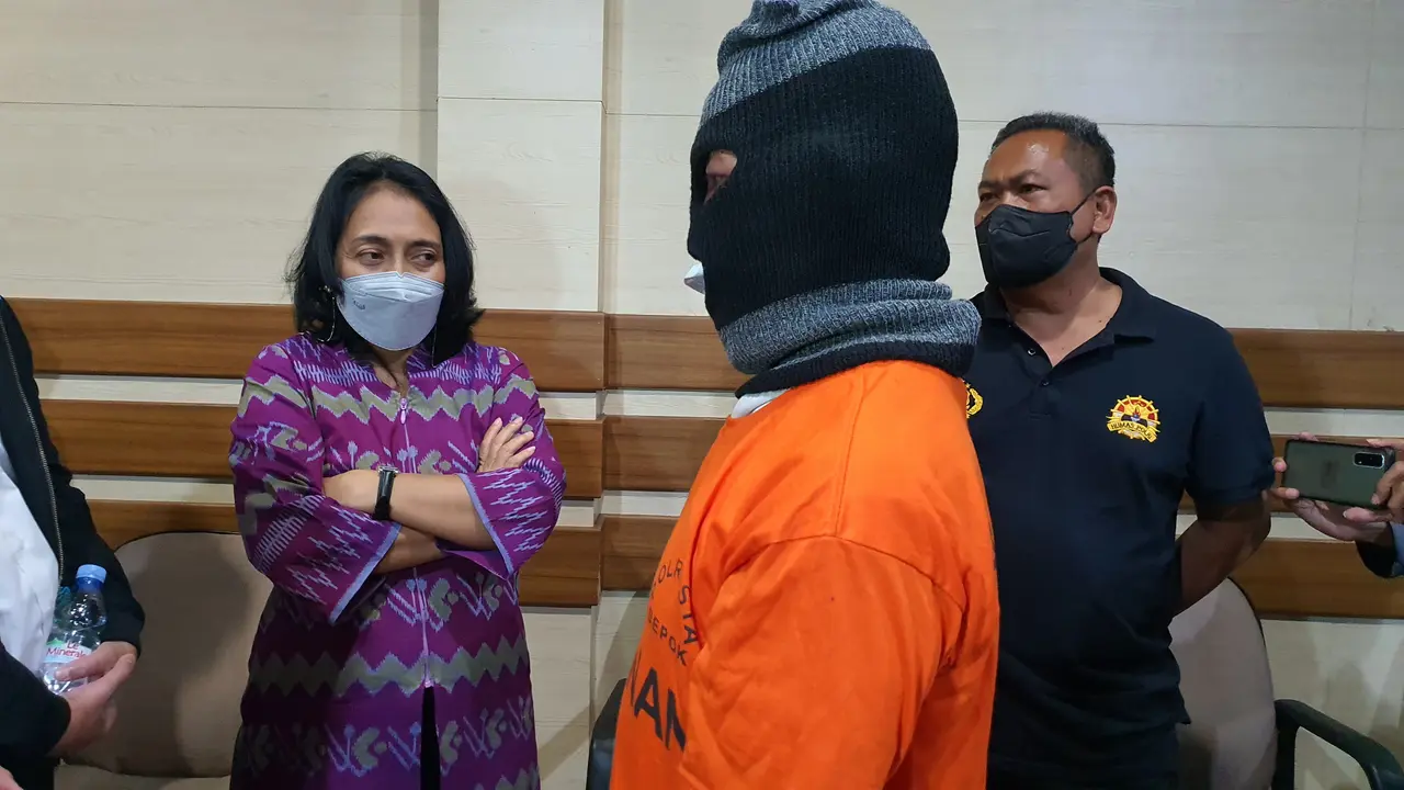 Menteri PPPA, I Gusti Ayu Bintang Darmawati mendatangi Polres Metro Depok menemui tersangka rudapaksa terhadap anak kandung. Liputan6.com/Dicky Agung Prihanto)