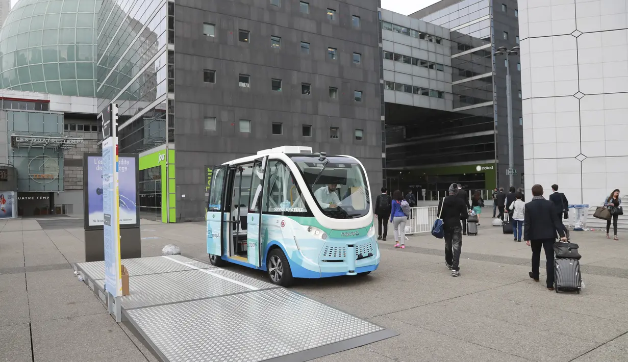 Bus listrik tanpa sopir terparkir di distrik bisnis La Defense, Paris, Prancis, Senin (3/7). Bus listrik tersebut mampu mengangkut penumpang sebanyak 15 orang.  (AFP Photo/Jacques Demarthon)