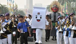 Badut berbentuk kotak suara Komisi Pemilihan Umum (KPU), ondel-ondel, dan marching band ikut meramaikan pawai Deklarasi Kampanye Damai di Monas, Minggu (23/9). (Merdeka.com/Iqbal Nugroho)