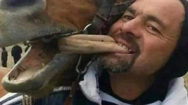 6 Potret Aksi Kocak Hewan saat Foto Bareng Manusia Ini Bikin Ketawa Geli