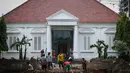 Suasana saat pekerja merenovasi pelataran Galeri Nasional, Jakarta, Rabu (12/11/2014). (Liputan6.com/Faizal Fanani)