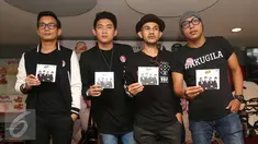 Band Seventeen berpose sambil menunjukan cd terbarunya sebelum jumpa pers peluncuran album di kawasan Cikini, Jakarta, Kamis (31/3). Seventeen meluncurkan album ke 6 dengan tajuk "Pantang Mundur". (Liputan6.com/Herman Zakharia)