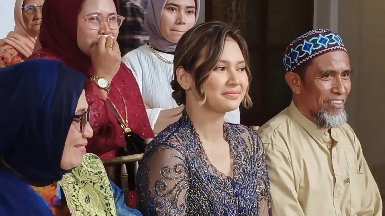 Indah Permatasari dan Nursyah sang ibu duduk bersebelahan ketika lamaran Sinta Mutiara (Foto: Youtube Nursyah Garden)