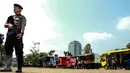 Seorang polisi berjaga ditempat penukaran uang receh di Monas, Jakarta, Selasa (30/6/2015). Bank Indonesia bekerjasama dengan 14 bank lainnya membuka loket penukaran uang pecahan kecil sejak 17 Juni-15 Juli 2015. (Liputan6.com/Faizal Fanani)